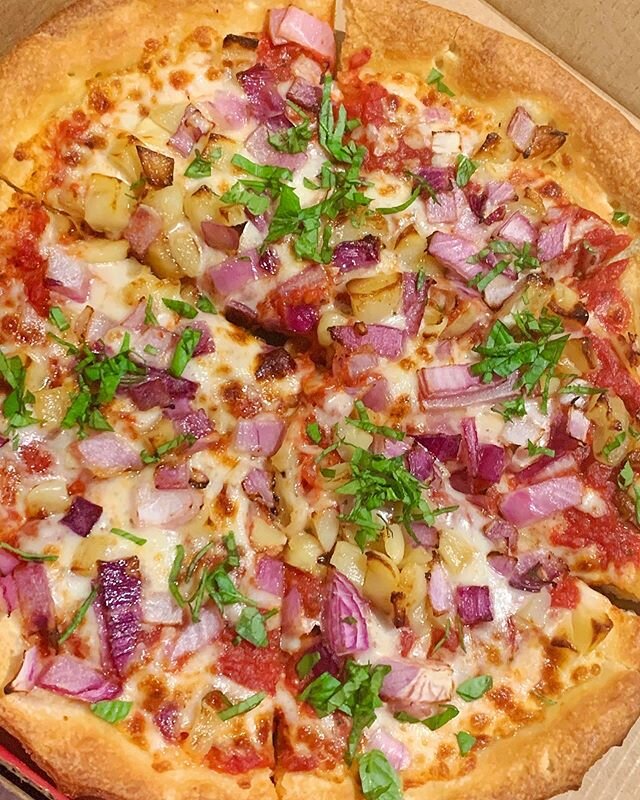 Yay for PIZZA FRIDAY 🙌 One of my all-time favorites is thin crust pizza from @hideawaypizza with red onions, roasted garlic &amp; fresh basil 🥰