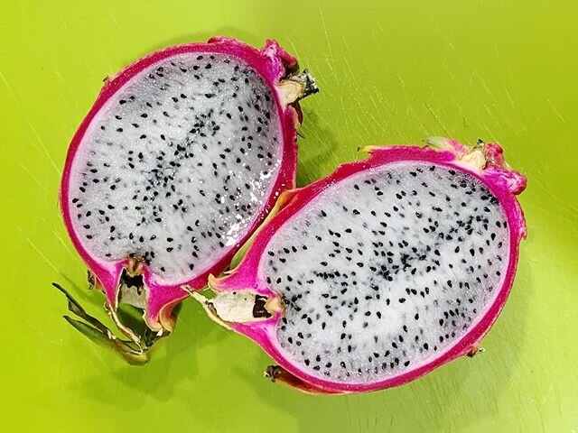 Tried dragon fruit for the first time today and realized it kind of tastes like nothing 😂 Have you had dragonfruit before? How have you served it?