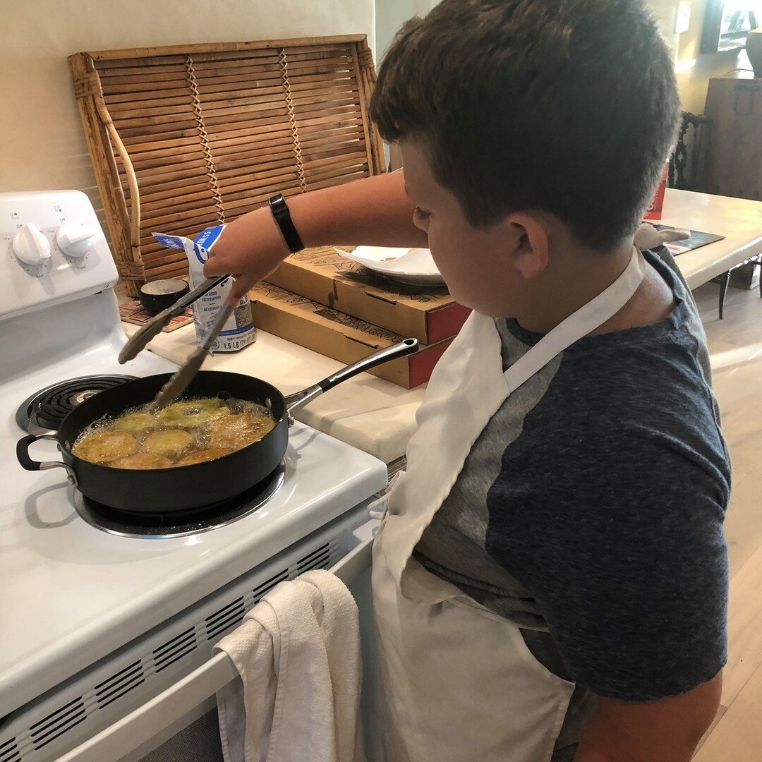 Another signature dish officially passed down to the Lil' Sauce Boss. Fried Green Tomatoes, a Southern tradition. 👏 Using @[17841401798851930:@houseautry] chicken breading mix. Dip 'em in our Y'all Comeback Sauce for the full experience.

#southernc
