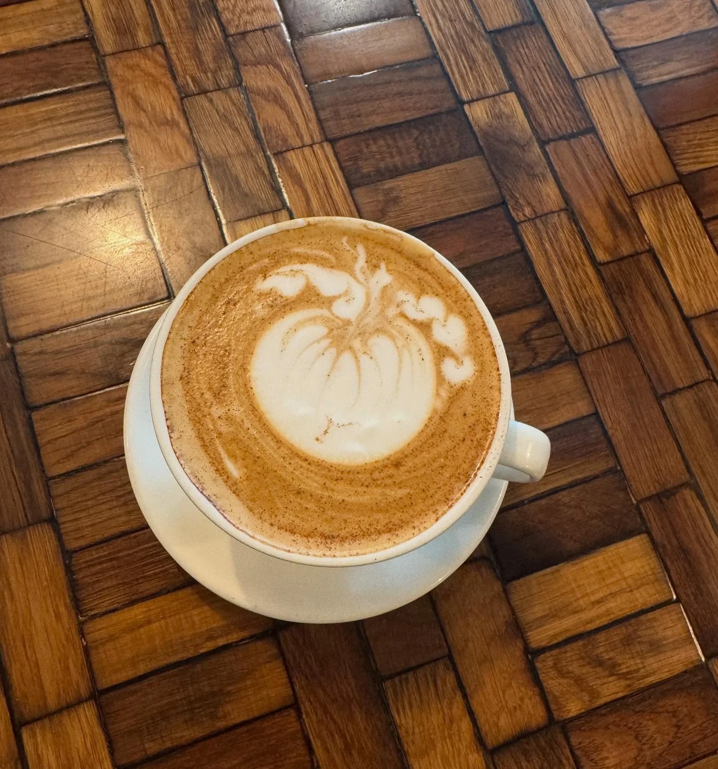 Early morning pumpkin spice lattes 🎃 🍁 🍂