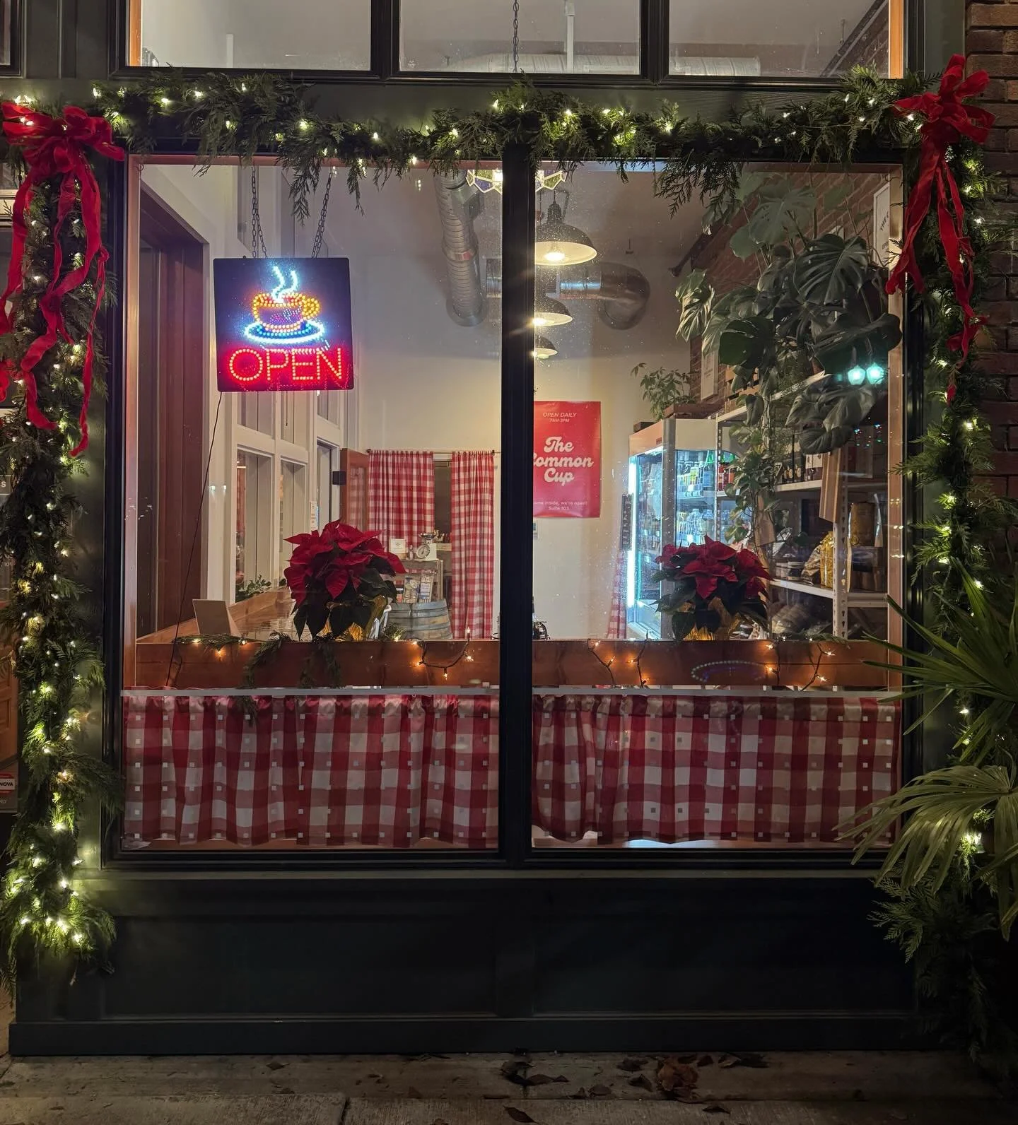 Early morning opens are sweeter with some holiday cheer! 🌲