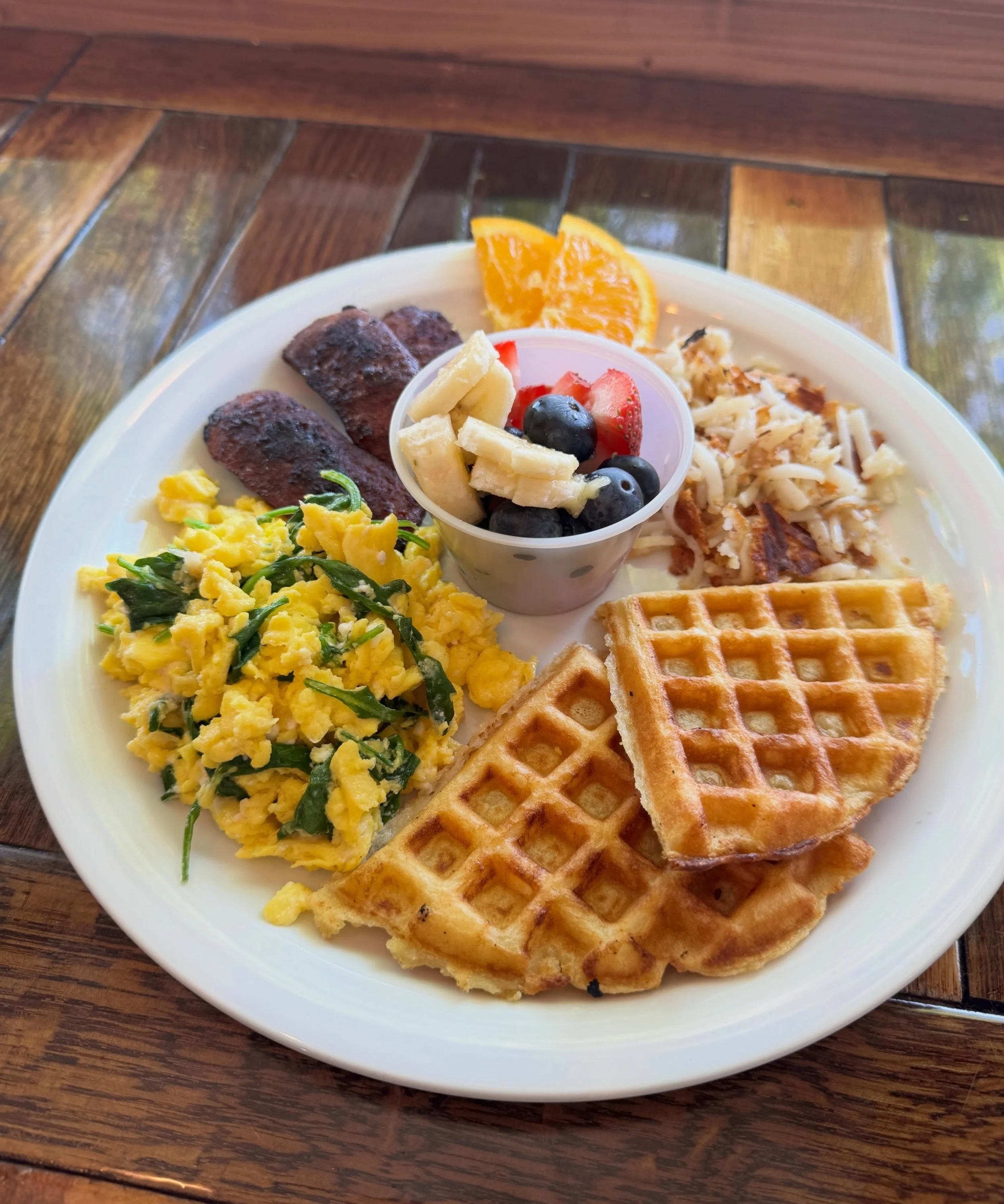 What&rsquo;s better than a breakfast platter? Serving today - scrambled eggs, half waffle, hashbrowns, lingui&ccedil;a sausage and a side of fruit! 🧇 🍎 🥔 🍳