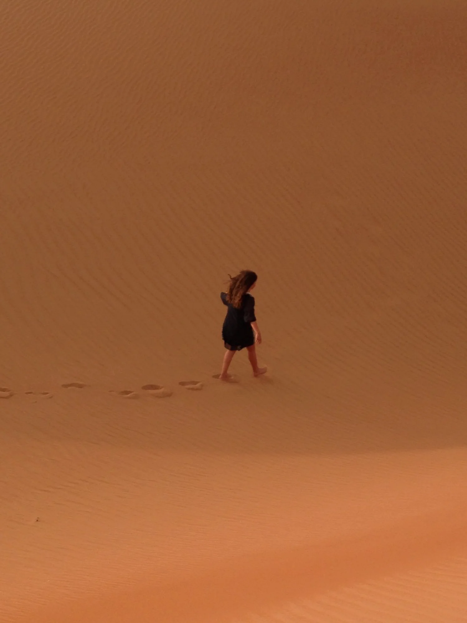 Dubai-Desert-Woman-Walking-6.jpg