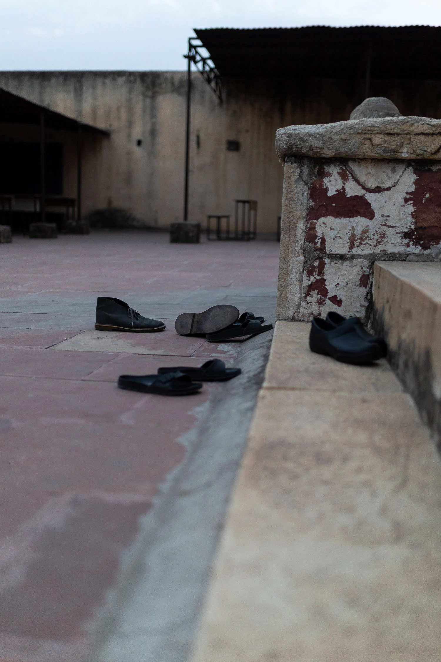 Shoes-outside-temple-India-9656.jpg