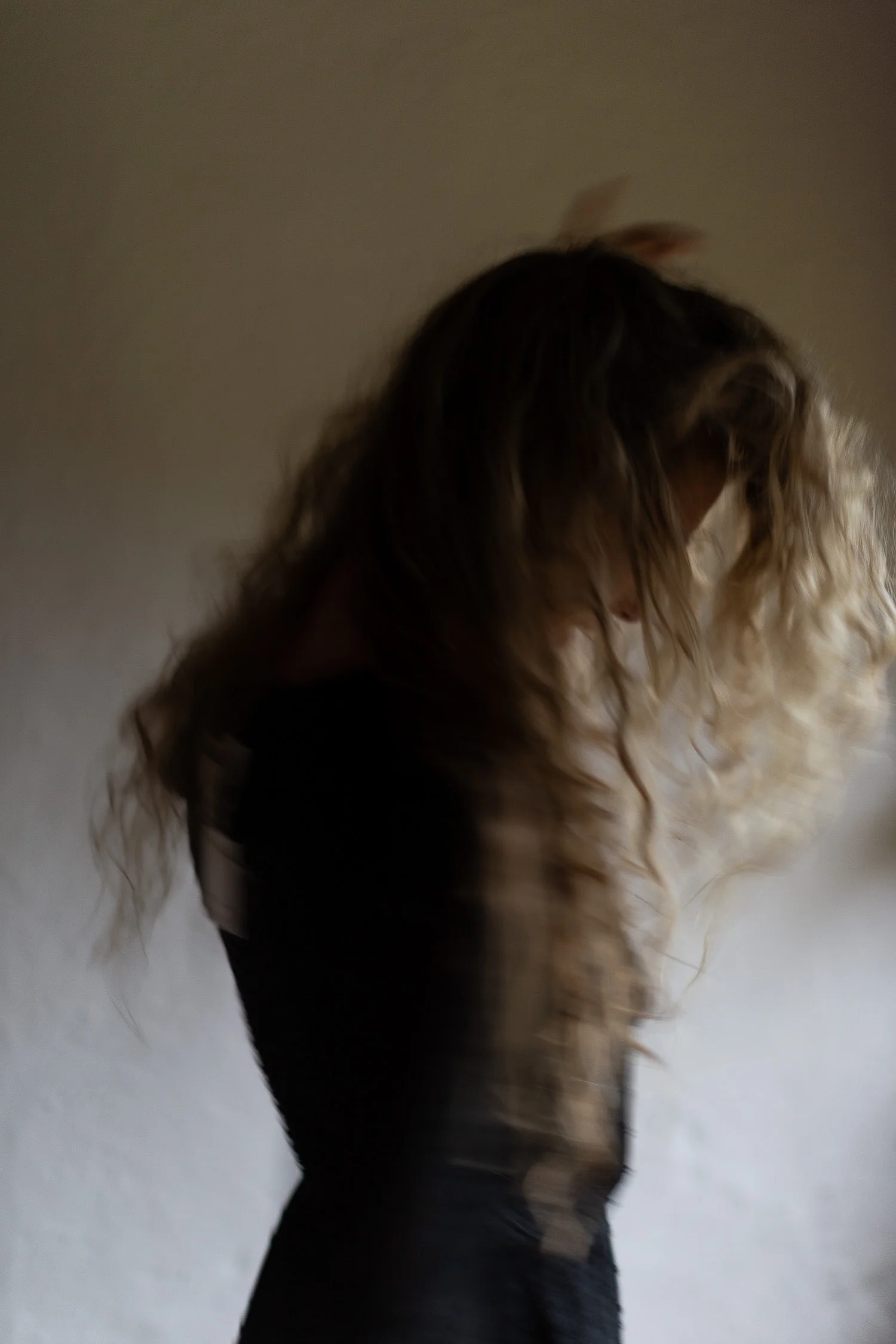 Blond-lady-dancing-blurred-6359.jpg