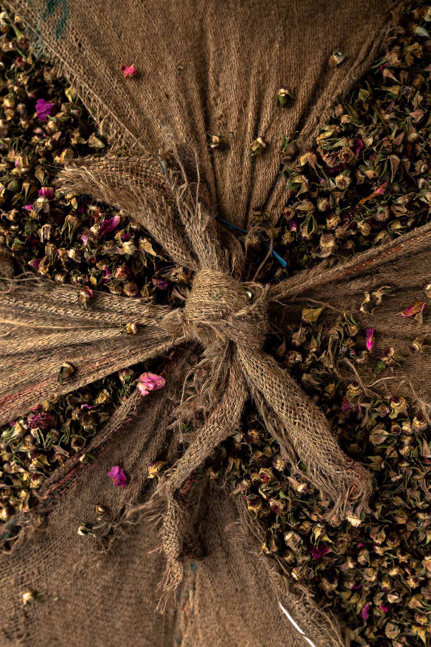 Roses-in-a-sack-India-03.jpg