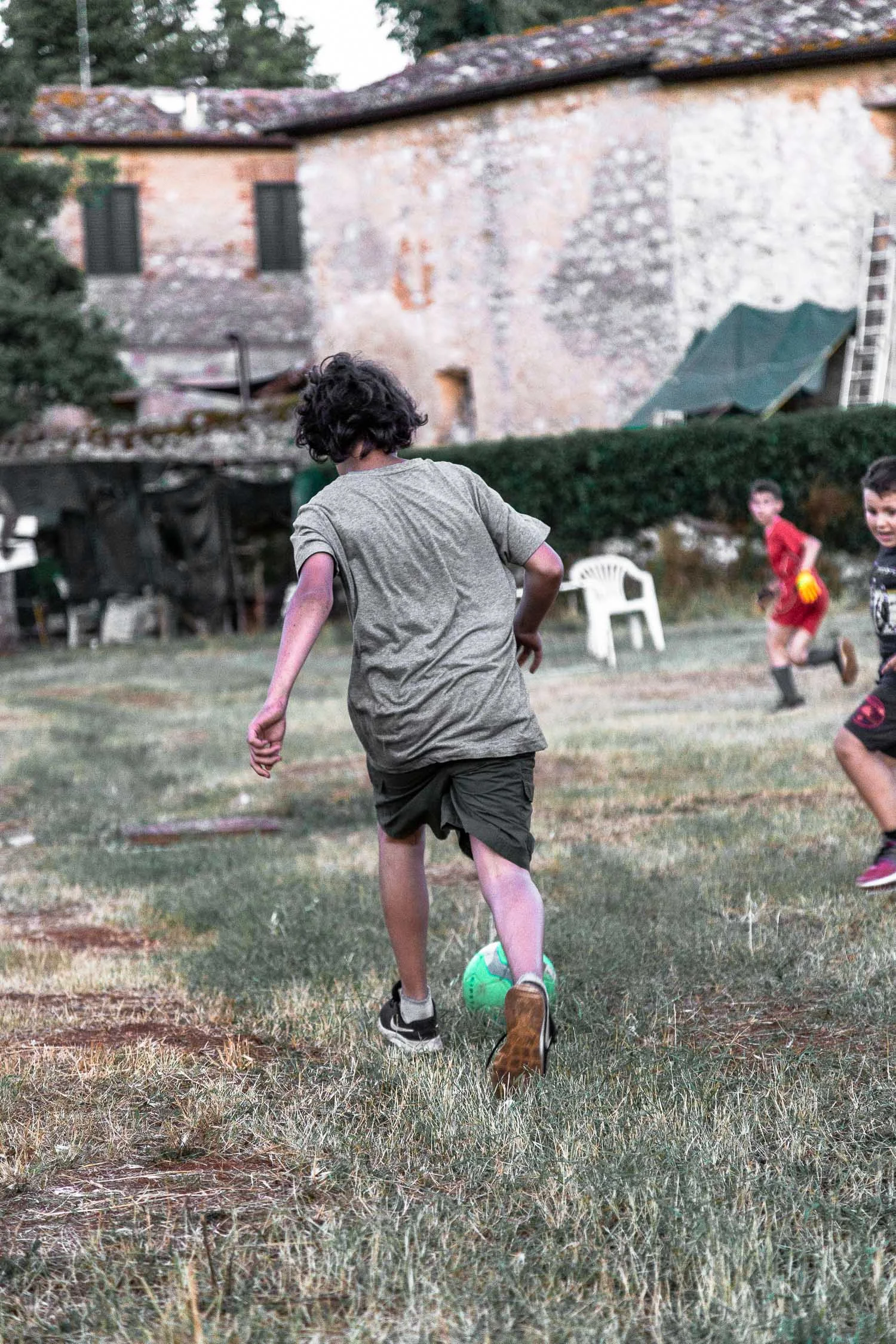 Tuscany-children-playing-football-4427.jpg