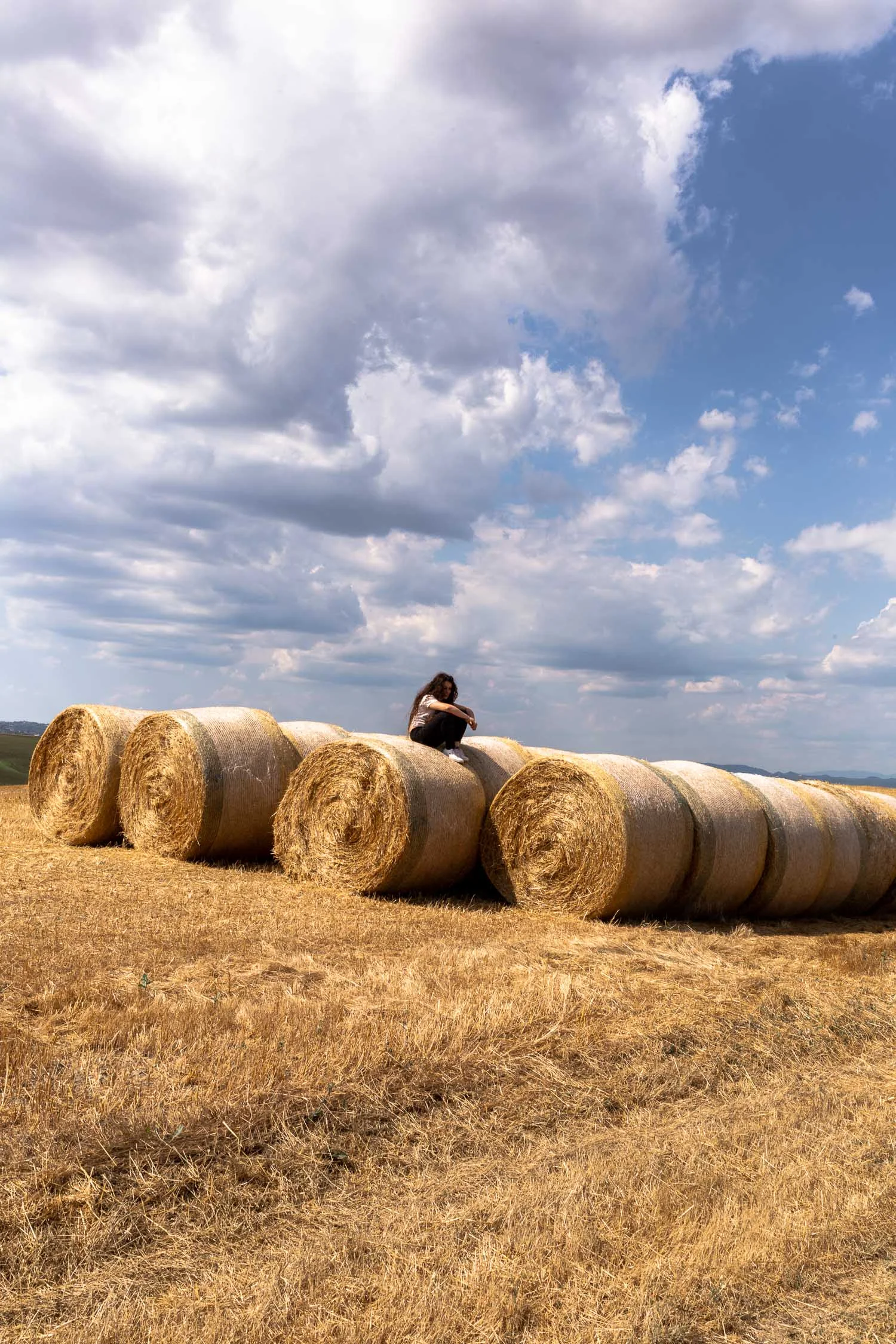 Tuscany-hay-stacks-with-girl-4926.jpg