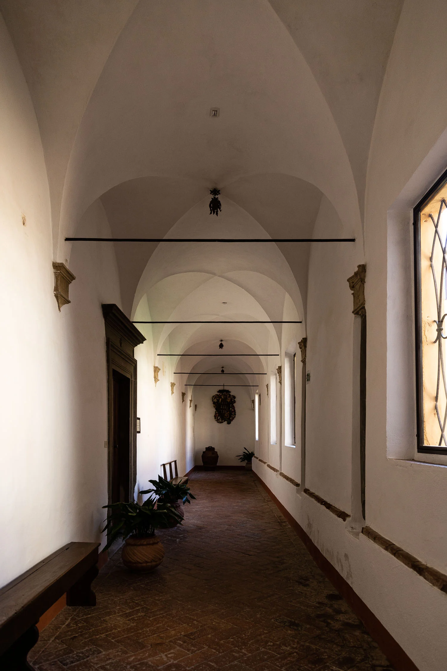 Tuscany-Sant-Anna-in-Camprena-corridor-5404.jpg