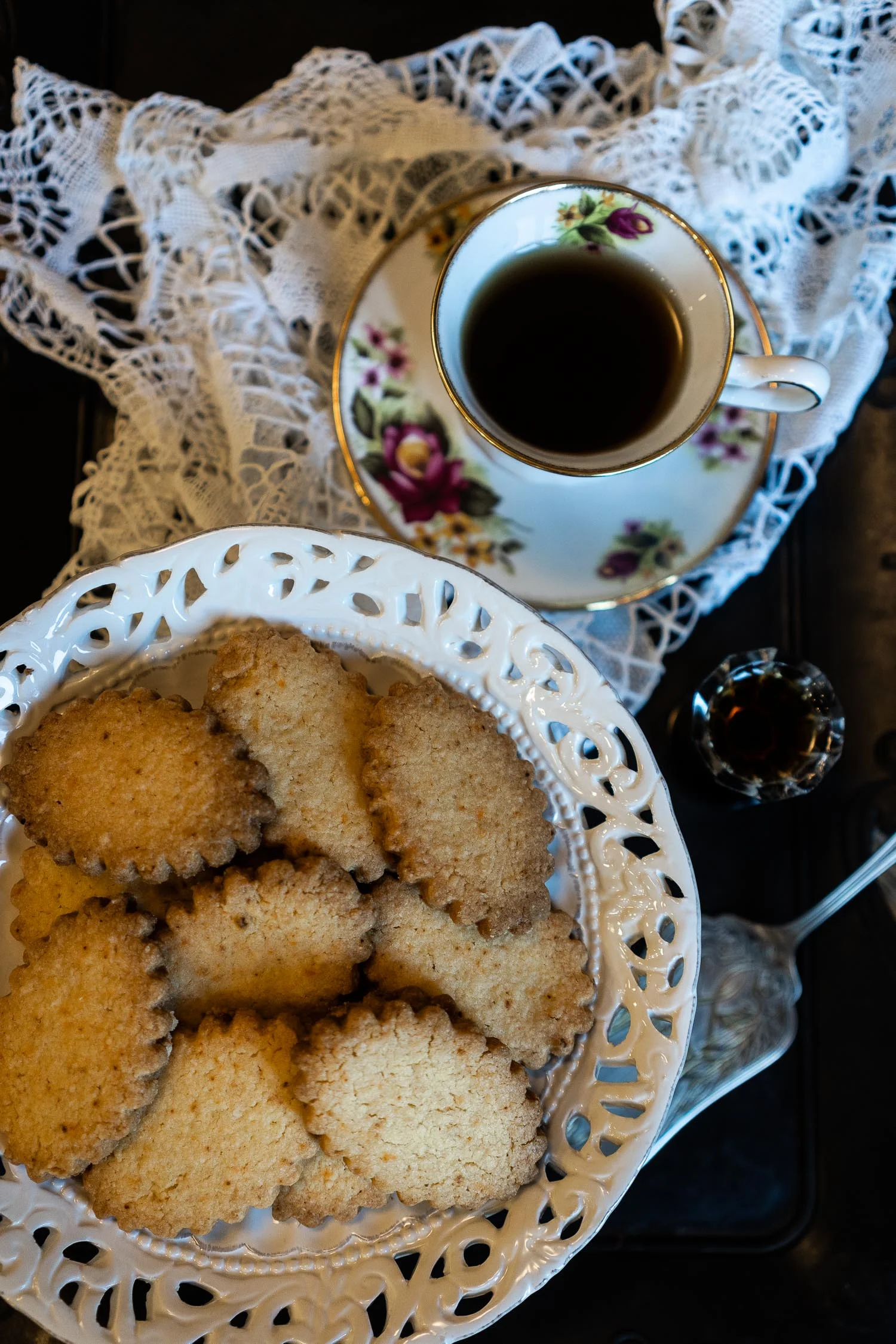Ginger-and-Chilli-Biscuits-served-with-Masala-Chai-04046.jpg