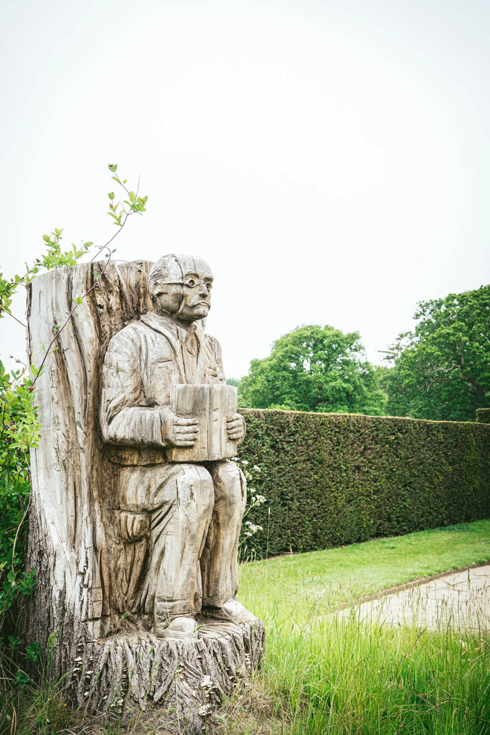 Bateman's-Manor-Rudyard-Kipling-Garden-Statue.jpg