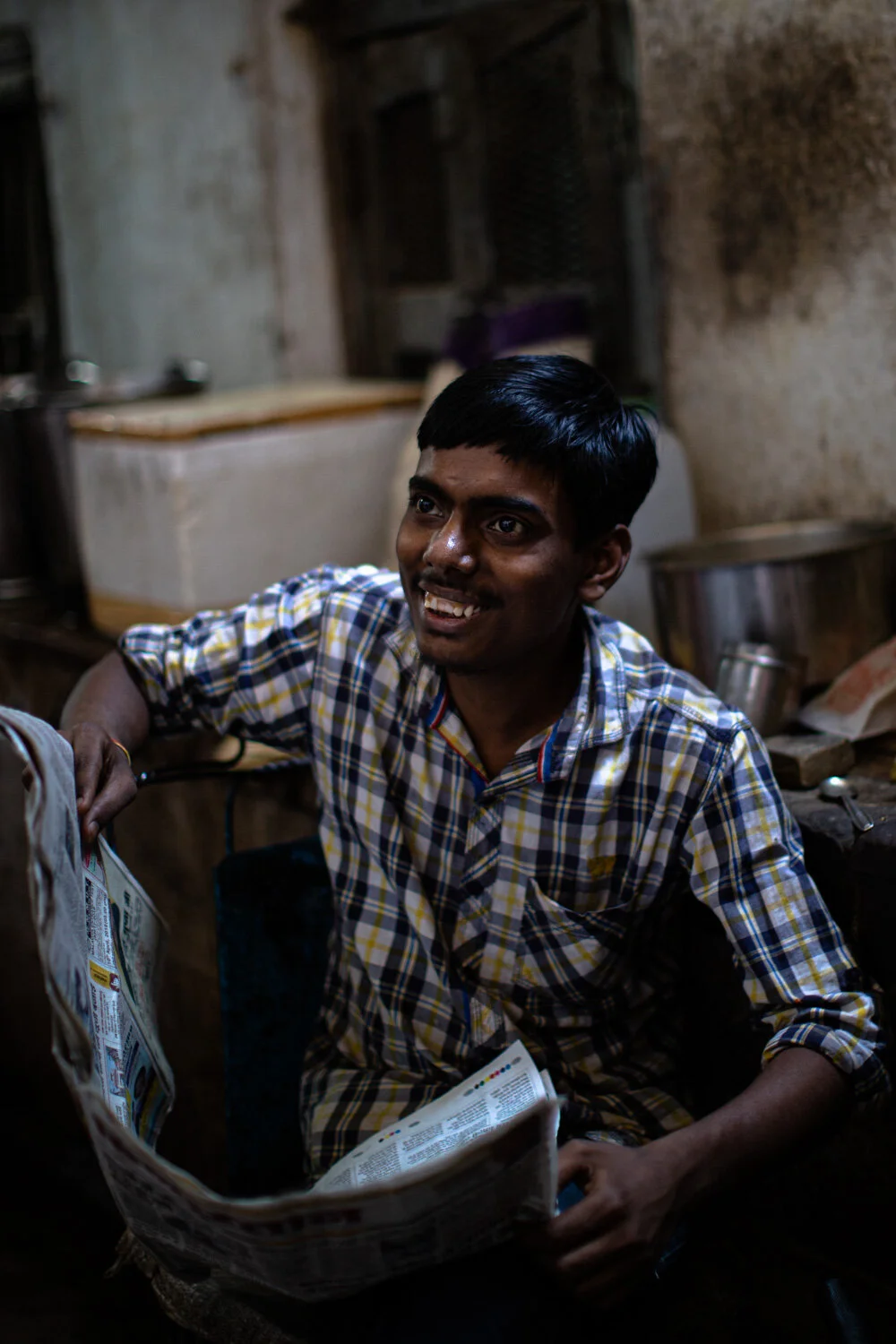 Stefania_Boglioli_INDIA_STREET-FOOD_man-reading-a-newspaper-00-47.jpg