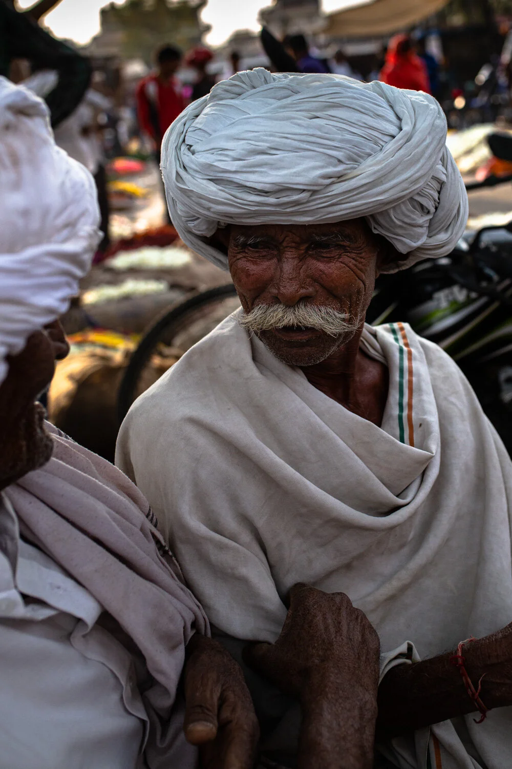 Stefania_Boglioli_INDIA_STREET-FOOD_old-man-chatting-at-the-market-00-15.jpg
