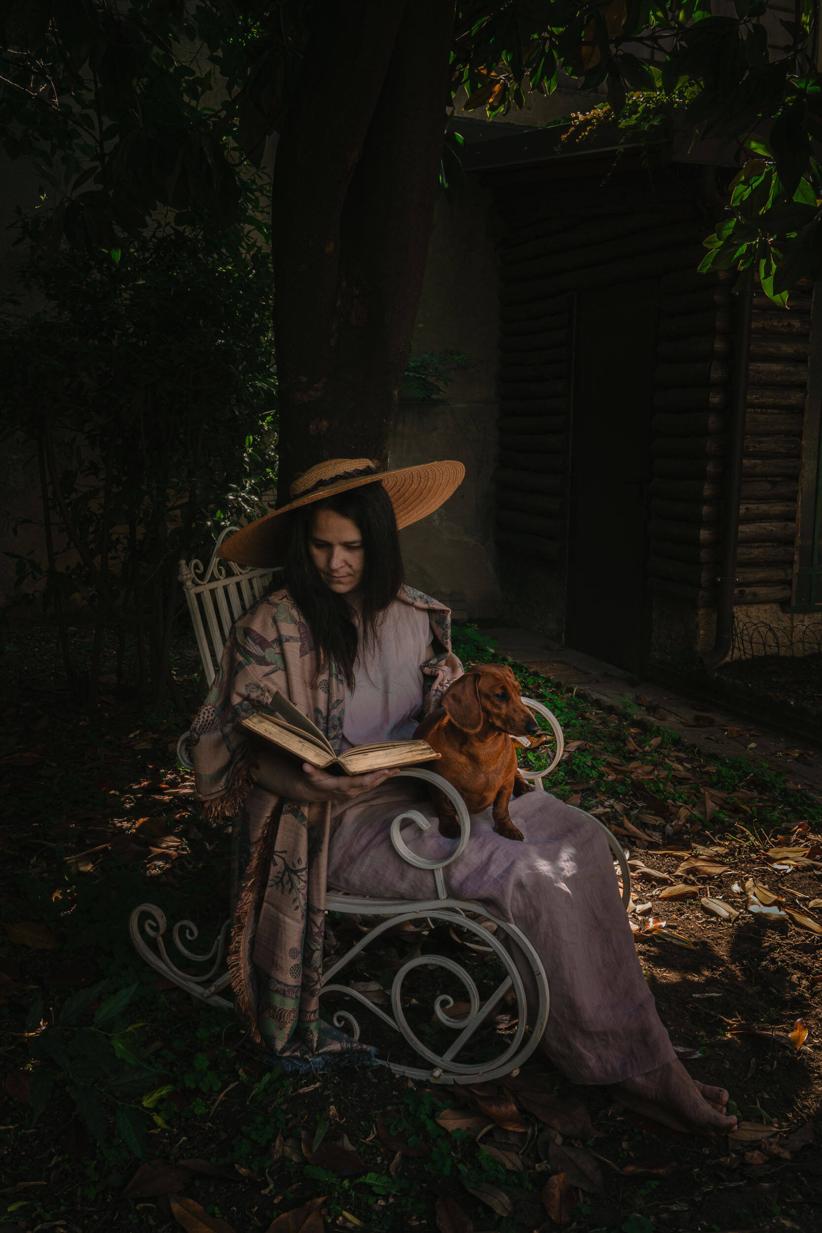 Stefania-Boglioli-Lady-in-the-garden-reading-5435-2.jpg