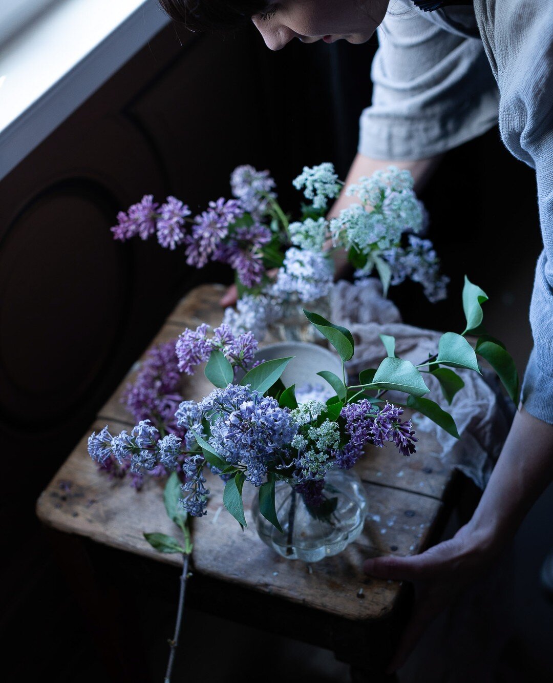 Throwback on a few days spent in Norway what feels like a lifetime ago in company of @linda_lomelino (styling for us a beautiful table full of lilacs), @adelasterfoodtextures @cottagefarm, @blackwhitevivid and @thebotanicalkitchen. Days spent styling