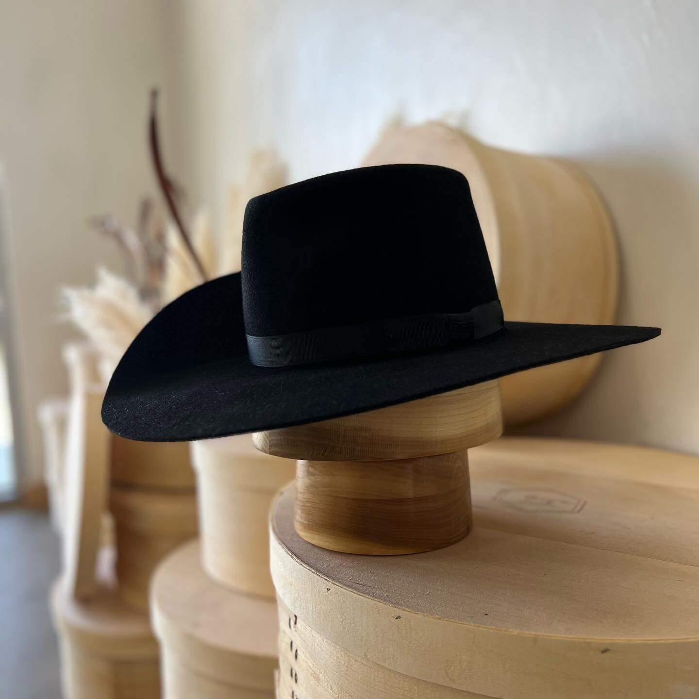 Who doesn&rsquo;t love some asymmetry? Monochromatic can still be bold 🖤⚡️
.
.
#greycollectivehats #custom #customhats #hatmaker #asymetricalhat #asymetrical #furfelthat #statementpiece #smallbusiness #albuquerque #newmexico #makersofinstagram