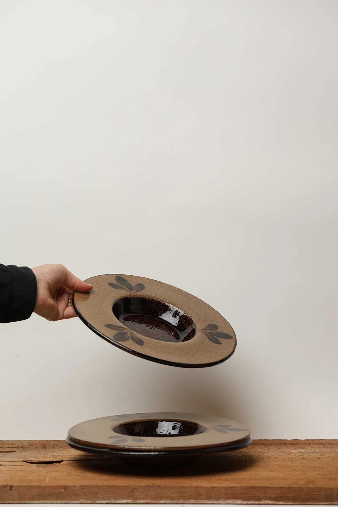 Assiette Trottoir:Chapeau- Fleur - Collection St-Armand par Atelier Trema4.jpg
