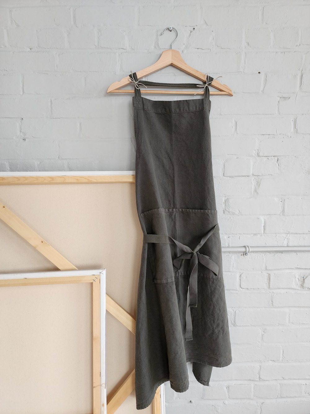 Tablier / Apron Lin & coton  Vert de gris  - Charvet — Atelier Tréma -  Céramique Bedford, QC