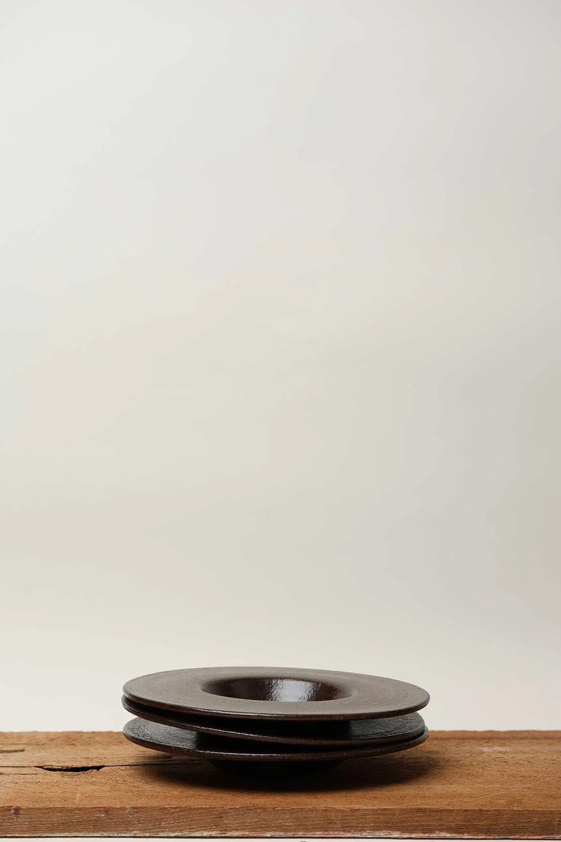 Assiette Trottoir:Chapeau- Brun - Collection St-Armand par Atelier Trema1.jpg