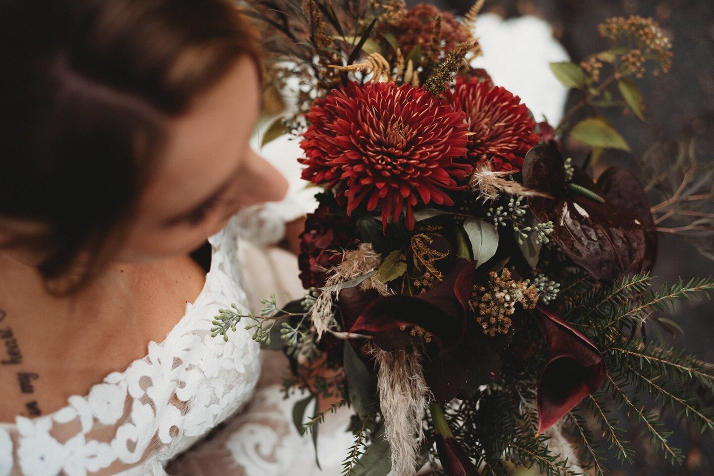 Hello Fall! September is here!! Which means a new blog! This month it is featuring our friends @acornandevergreenofkent They are floral wizards and extraordinary at wedding flowers! 
#weddingflowers #bridalbouquette #weddingplanning #fallwedding #cov