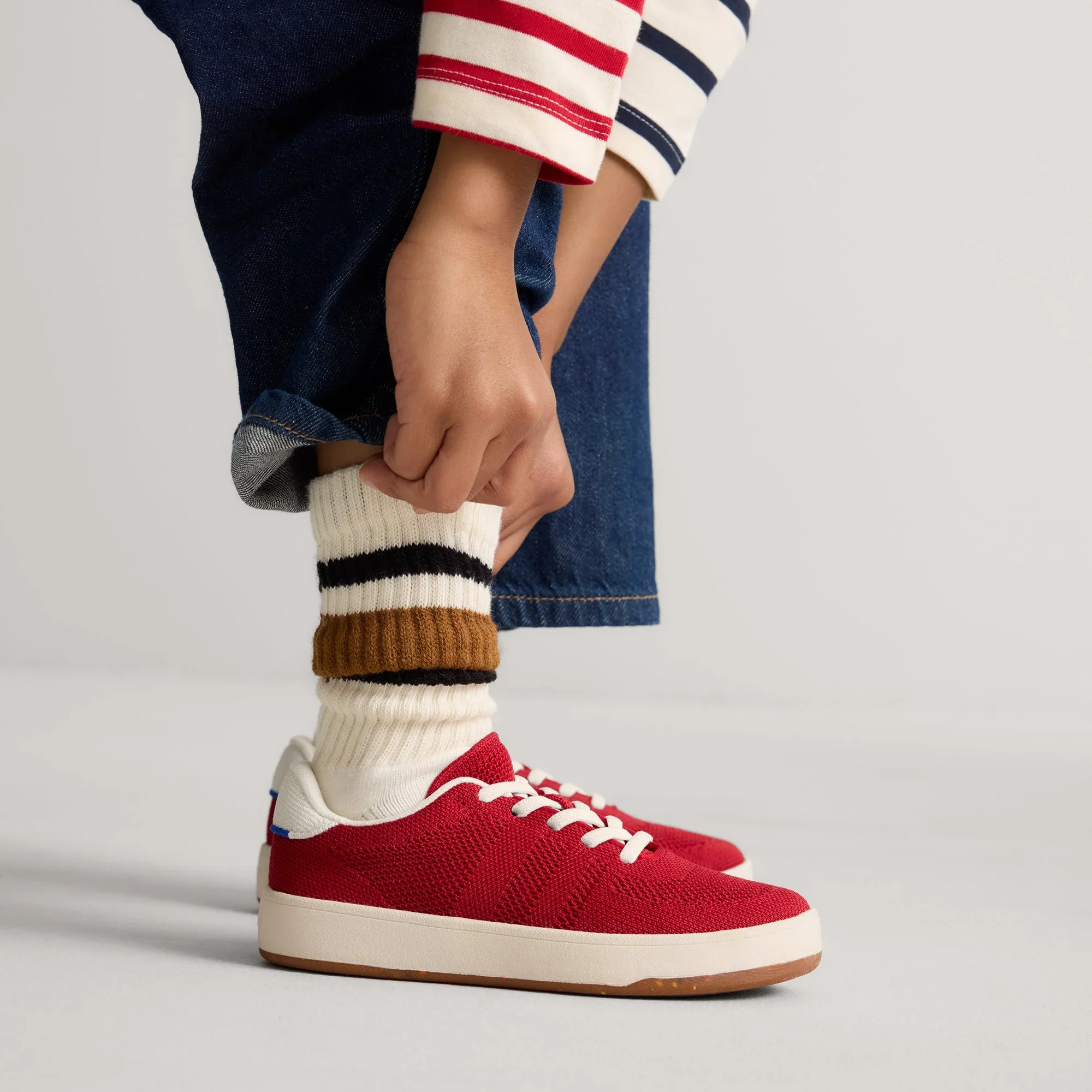 527_TheKidsStretchSneaker_Firecracker_On-Figure_0804_pdp.webp