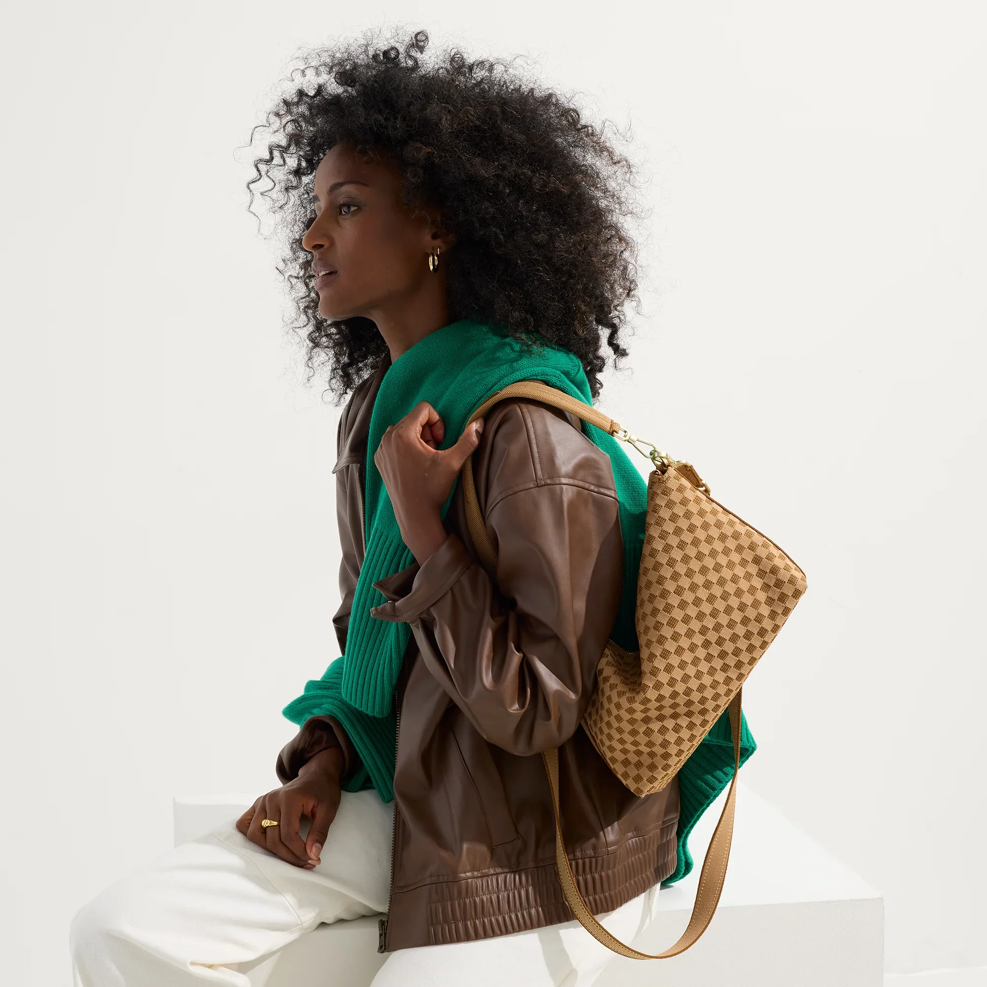 106_DailyCrossbody_Hazelnut_On-Figure_1166.webp