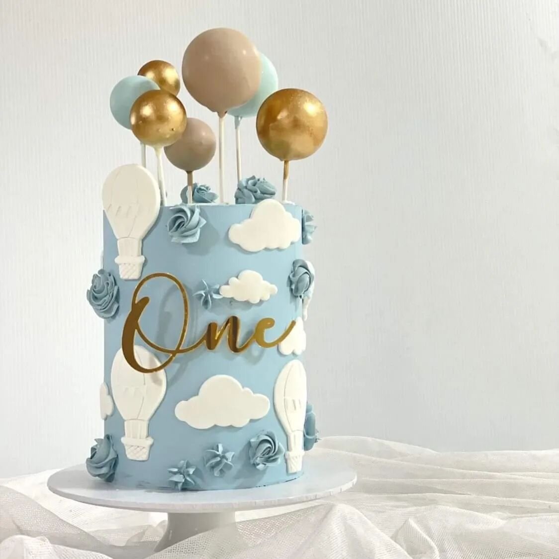 So fortunate to work with the lovely @becky_boston to create a special 1st birthday celebration for baby Albie 💙. 

The last time we saw Becky was for her baby shower at beautiful Bronte Beach 🏖️ 

Thank you @michelle_portelli_cakes for the stunnin