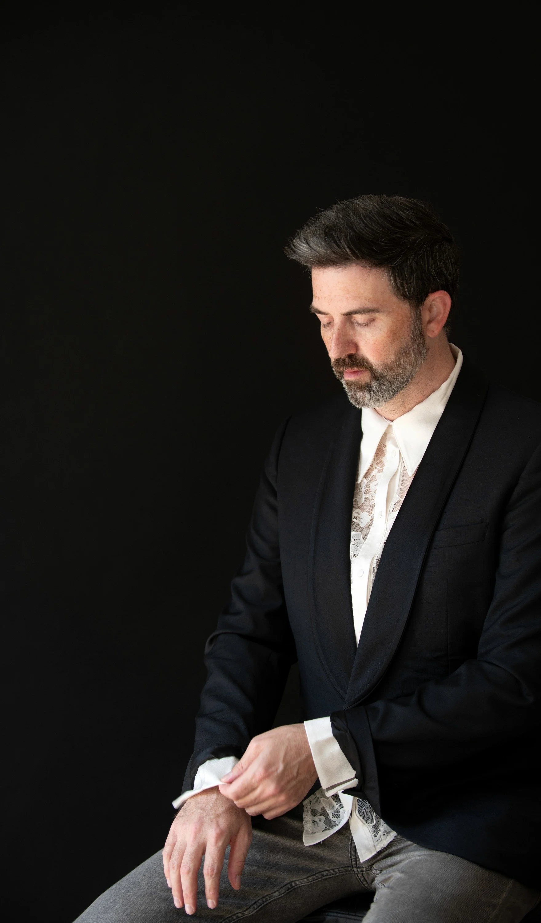 Dustin_Gledhill_press_portrait_1759x3000_web.jpg