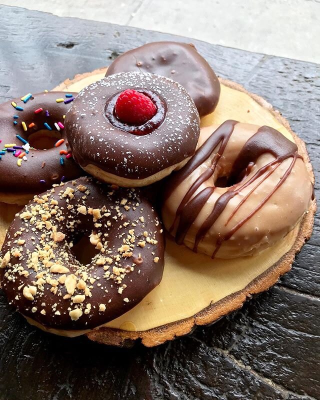 Which flavor would you pick? 🍫
&bull; chocolate raspberry pie
&bull; chocolate glazed with crushed peanuts
&bull; chocolate glazed with sprinkles
&bull; Boston cream
&bull; peanut butter glazed with chocolate drizzle
#donuts #doughnuts #veganeats #v