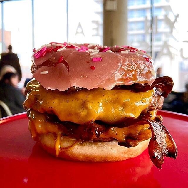 Double bacon doughnut burger!
Stop by Dun-Well this Friday from 12-8 for a Valentine&rsquo;s Day Pop-Up with our friends @Valentineburgerco! They&rsquo;ll be serving these 100% vegan Valentine Luther Burgers! ✨🍔🍩✨
Valentine Luther Burger:
&bull; Do