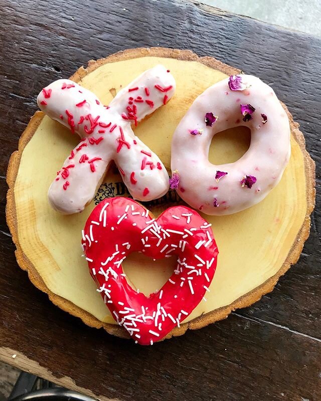 Happy Valentine&rsquo;s Day! 🥰
Pick up a box of Dun-Well love today! We&rsquo;re stocked with a selection of Valentine&rsquo;s doughnuts and classic favorites!
❣️vanilla glazed with sprinkles
❣️raspberry rose water with dried rose petals
❣️strawberr