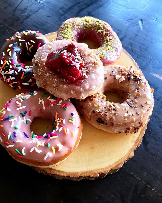 Cherry on top! 🍒
Happy Sunday! Which is your favorite?
&bull; cherry pie
&bull; strawberry sprinkle
&bull; chocolate sprinkle
&bull; blueberry pistachio
&bull; toasted coconut
#doughnuts #donuts #veganeats #vegansofig #dairyfree #vegan #dunwelldough