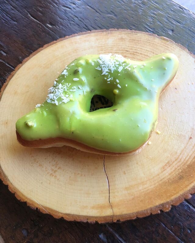 Yoda doughnut! 💫
Available in store (can call to order in advance) OR included with a $5 contribution to our hospital donations on @postmates &amp; @doordash (not included in 1/2 dozen or dozen)!
&bull; pistachio glazed with coconut
#yoda #doughnuts