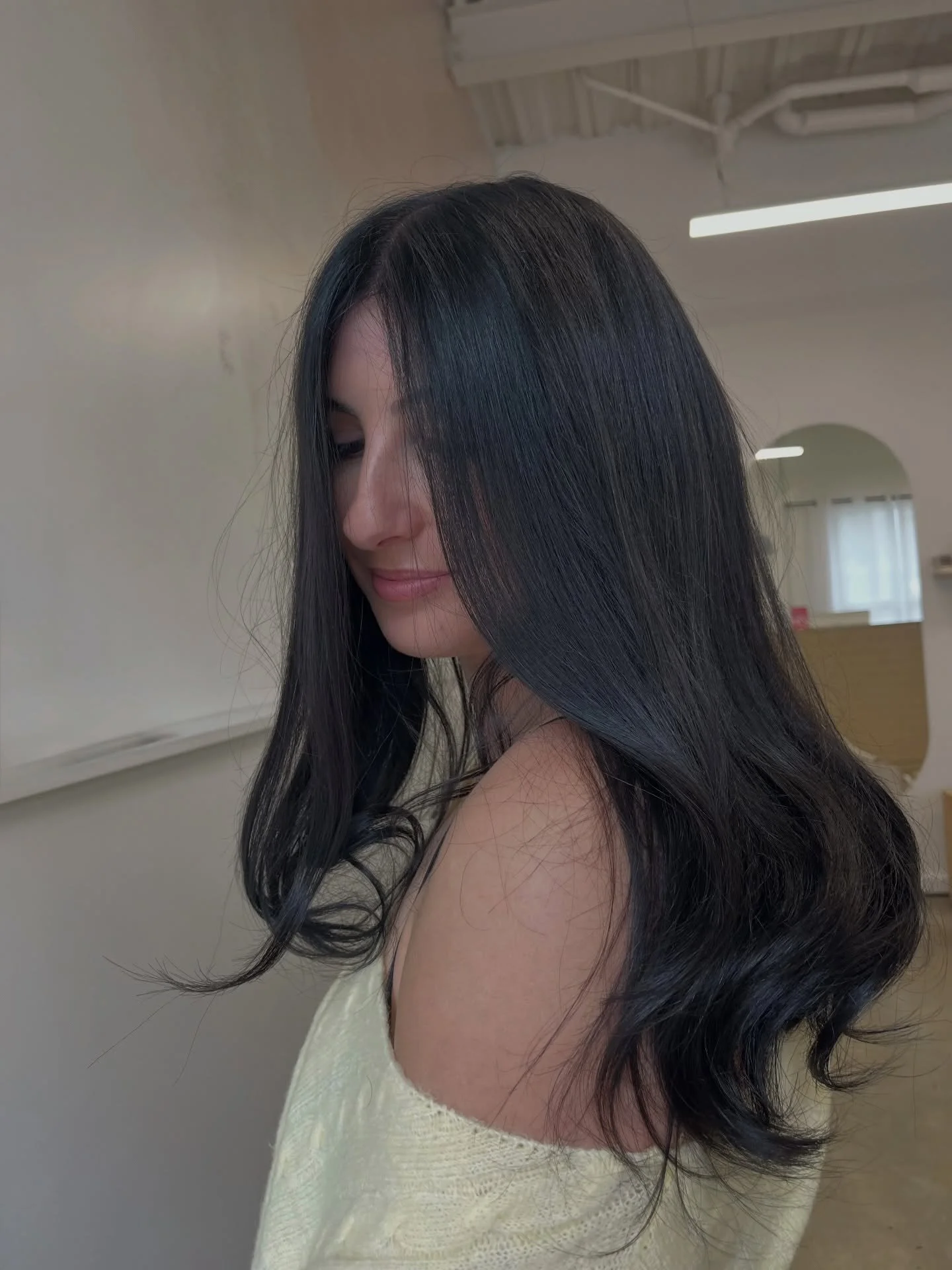 Time for some self care with an extension refit, plus colour refresh to bring back depth and tone to the hair 🦋
She left feeling back to her self with extra hair and glossy black hair ✨

Stylist - @hairwithabs | Service breakdown - extension refit, 