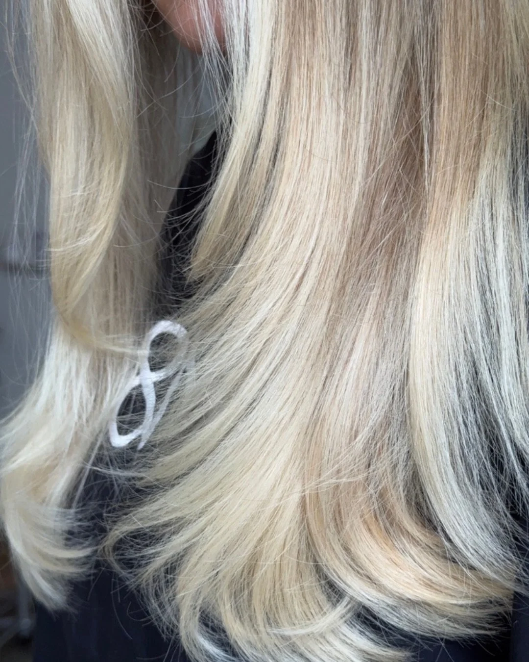 She came in wanting low maintenance, removing warmer tones and feeling brighter on the ends and hairline. 

She left with the dreamiest shadow melt that worked in so well with her natural, much cooler tones while feeling a lot brighter overall ✨

We 