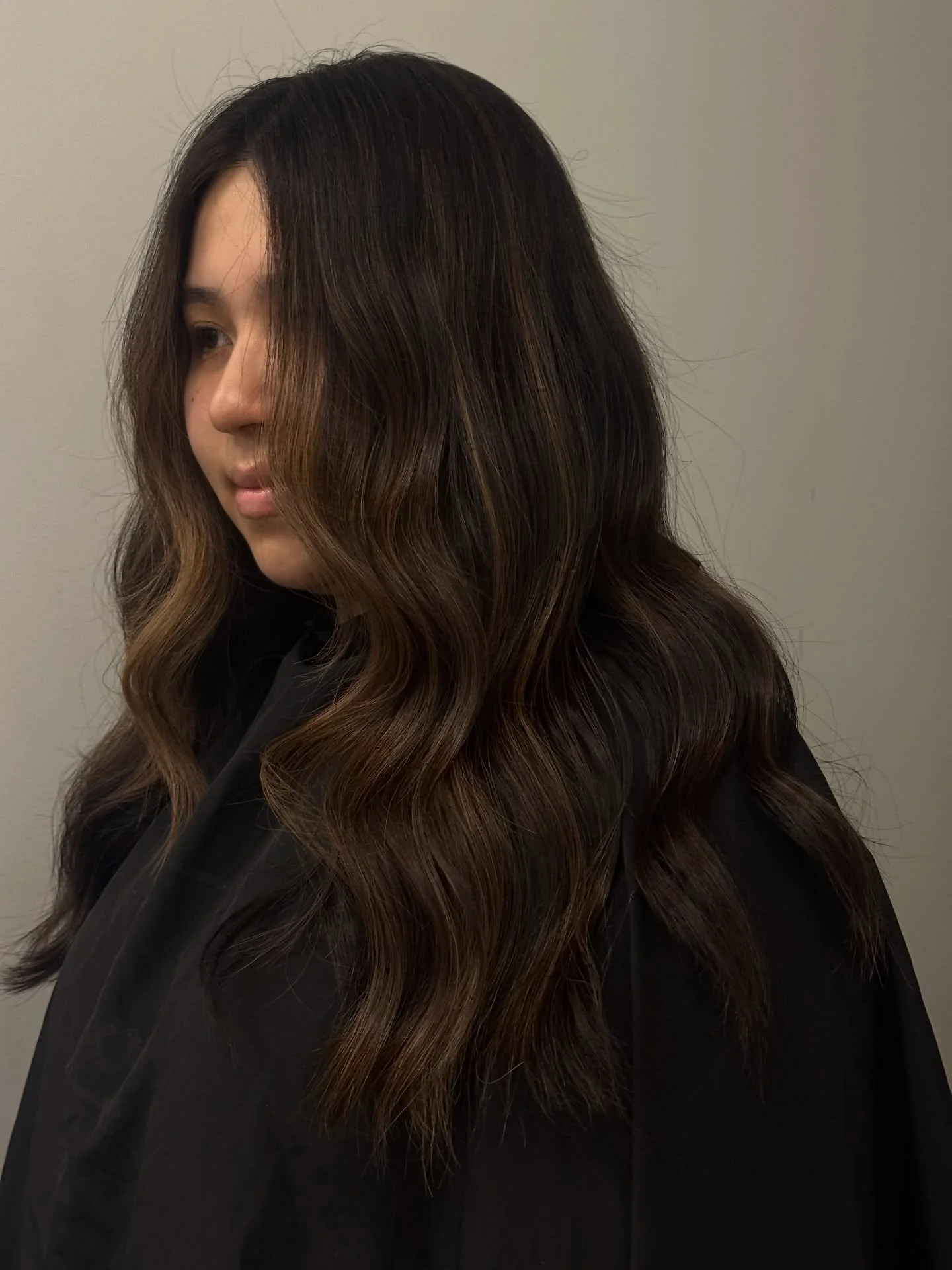 Colour switch up for the gorgeous Pear whose also a matcha lover ✨🍵

We wanted to go more lower maintenance, while still having lighter pieces and more richness in the tones 🥮🍫 All this was achieved with just a partial balayage + toner and blow dr