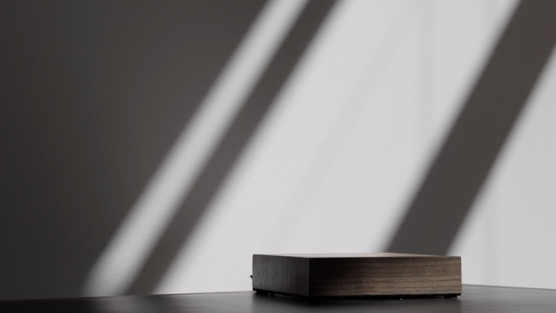 Leuchte FLYTE mit schwebender Glühbirne