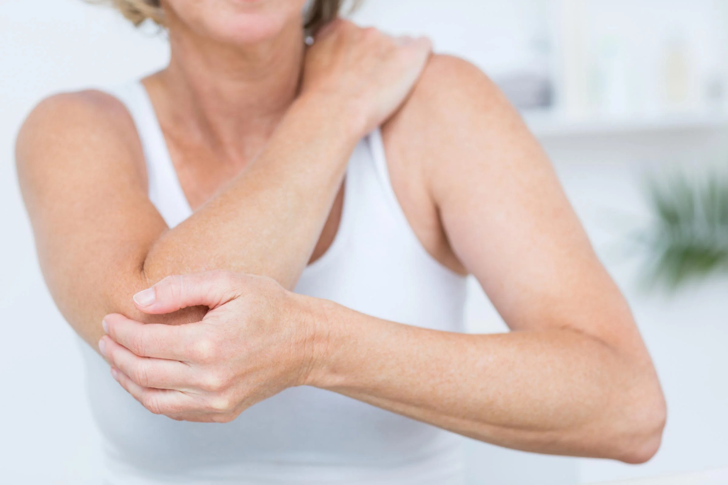 03-joint-pains-heat-or-ice-485012854-Wavebreakmedia.jpg