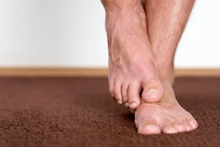 46471114_S_feet_man_barefoot_.jpg