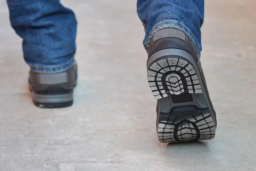 75741137_M_work_boots_man_jeans_walking_legs.jpg