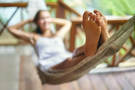 54675179_S_feet_hammock_woman_relaxing.jpg