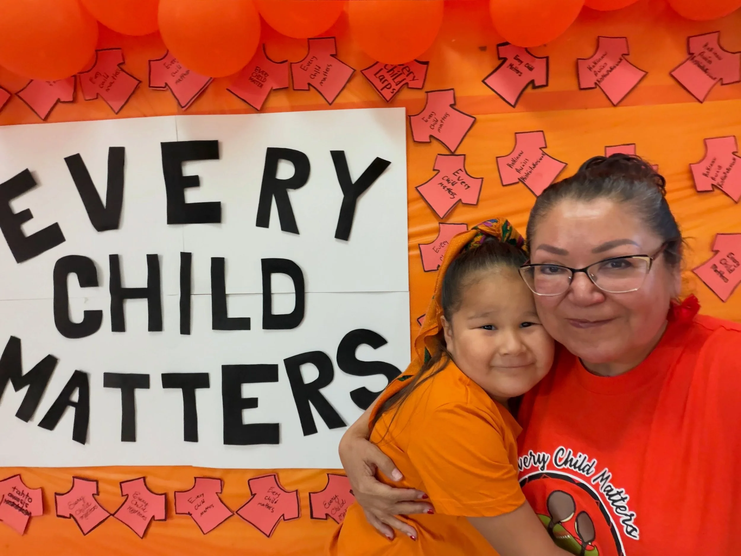 I just finished my sound check, and this beautiful young lady came up to me while I was singing and hugged me till I finished rehearsing&hellip;off she brought tears to my eyes..
#everychildmatters #OrangeShirtDay #500years 🧡