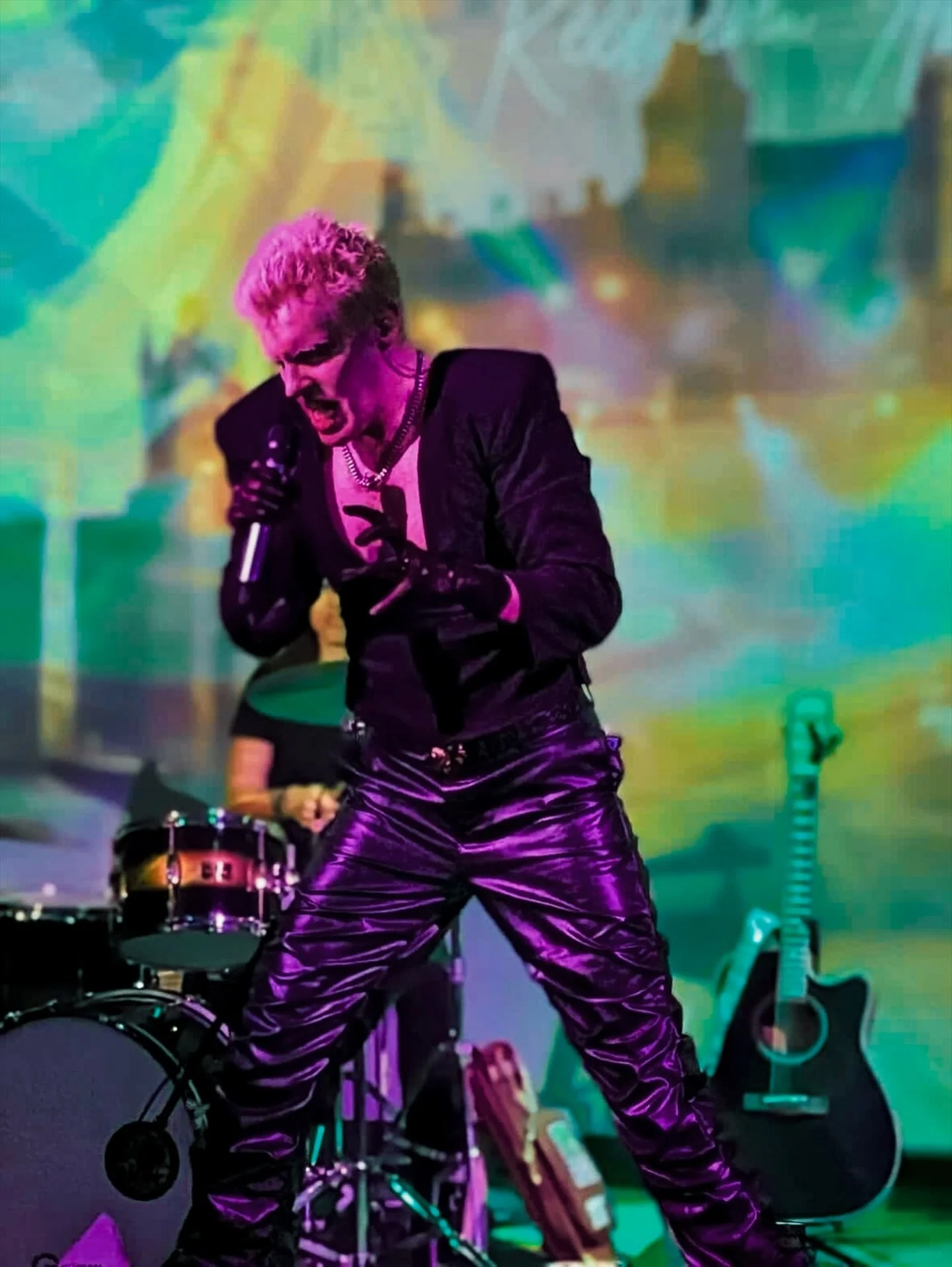 working my shoulder pads up to the heavens like gaga 🧟

#shoulderpads #popfashion #queerartist #gagaenergy #dcpop