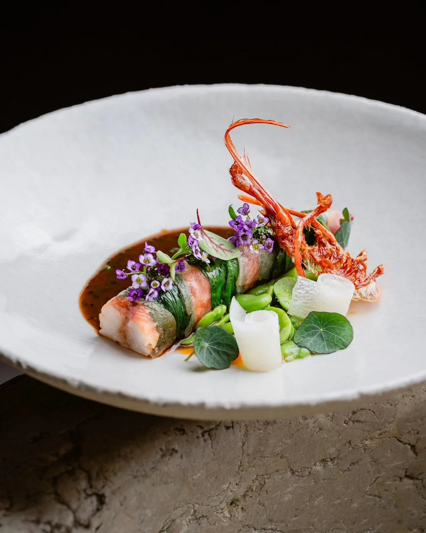 Busy is an understatement for the last 2 months, but hopefully I'm back to posting a bit more often as I have tons of shoots to share with you. Such as these timeless dishes by the new chef of the @chat_botte_geneve , Mathieu Croze
.
Absolute pleasur
