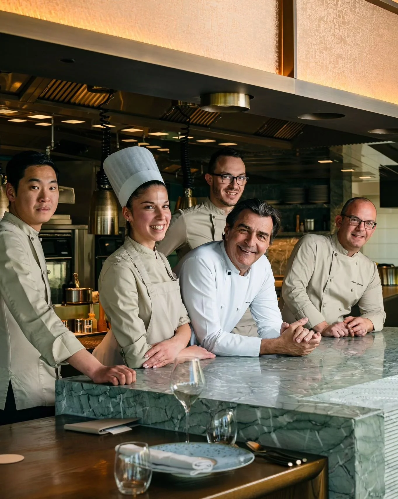 I recently had the opportunity to shoot for the @pavyllon_montecarlo , not only for the kitchen. But also for a shooting of the chef @yannickalleno and his great team at work.
It was a privilege spending these few hours with them in the restaurant an