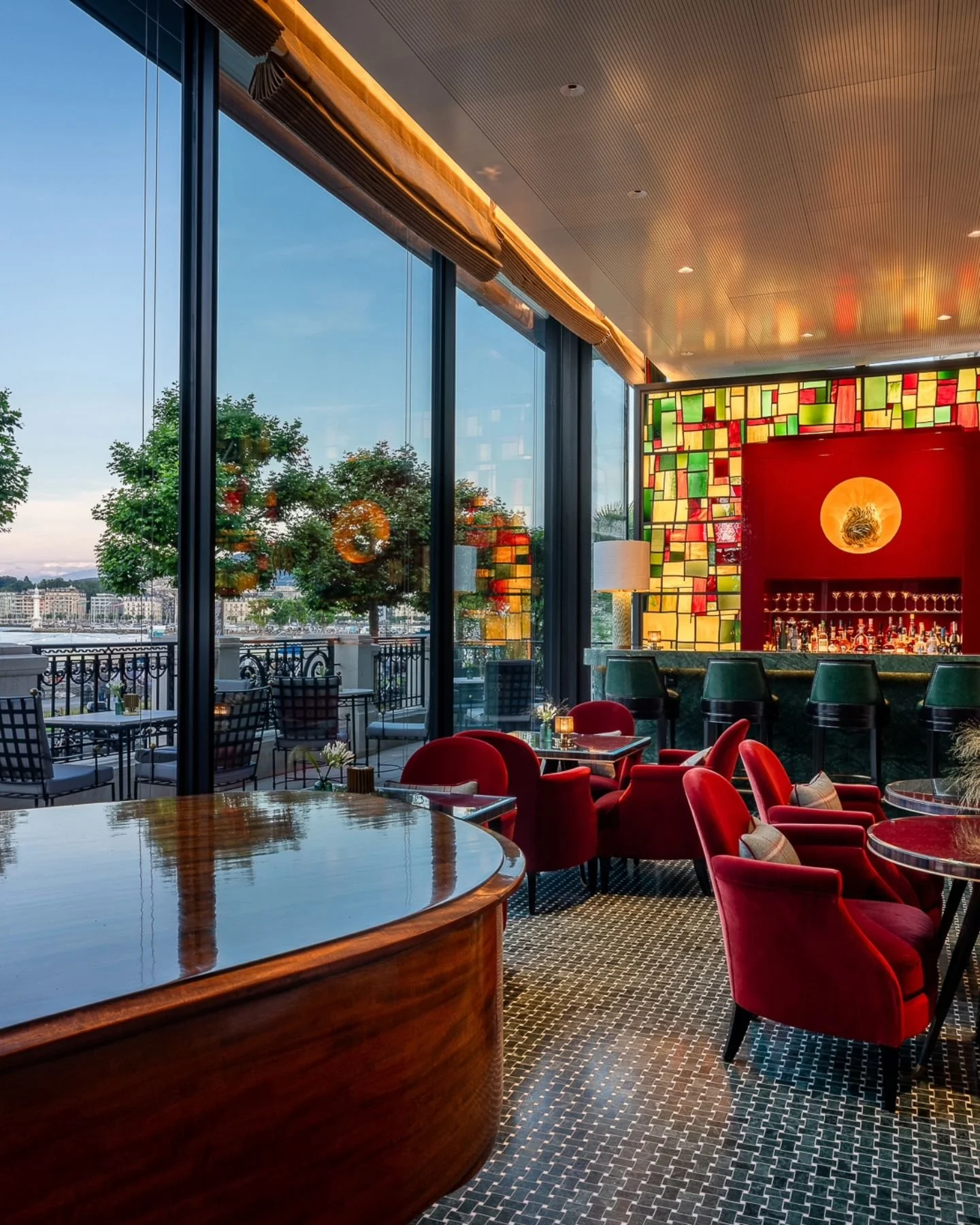 The newly opened bar @37bargeneva welcomes you into a refined ambiance for a cocktail night, where the  Stenway piano lounge will create a special and unique atmosphere for music lovers.
And with @chef_olivierjean as the head chef, it becomes somethi