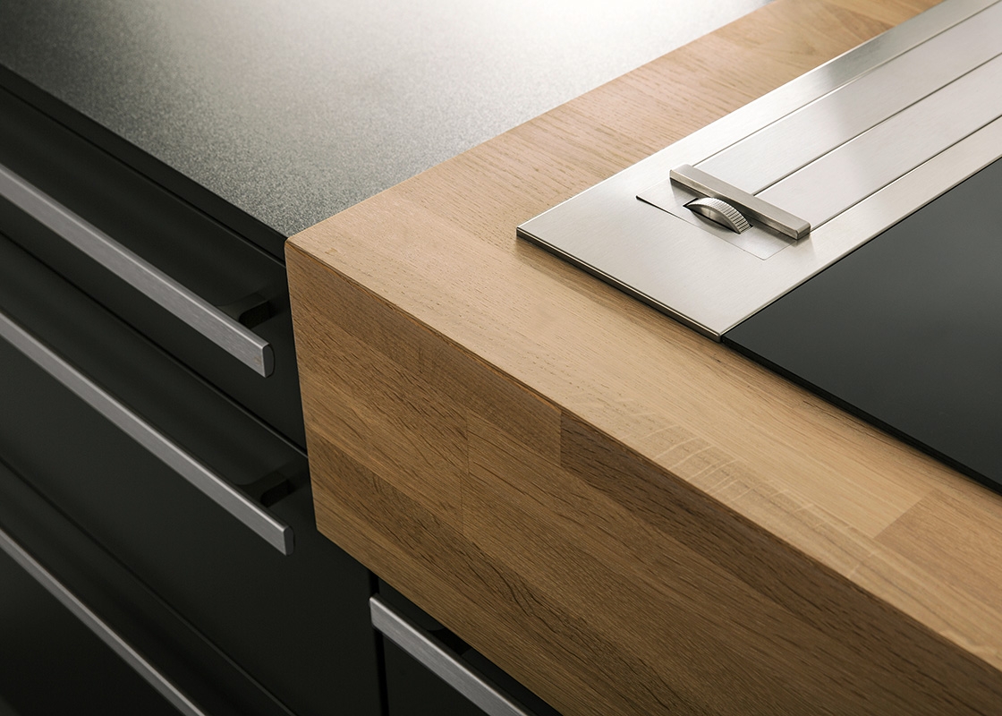  A LEICHT kitchen is all about the elegant, harmonious design of the fronts which themselves can provide a flowing transition to the living area. For this to work, it is crucial that the handles do not look like foreign bodies but are integrated perf