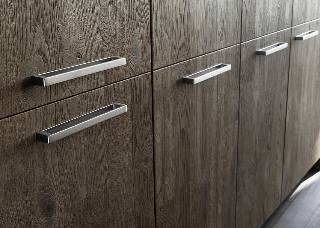  Handles are more than just a detail of kitchen design. They have to feel good in your hand, be pleasant and easy to get hold of. Furthermore, they also have a great impact on the overall effectof a kitchen. They emphasise the horizontal or vertical 