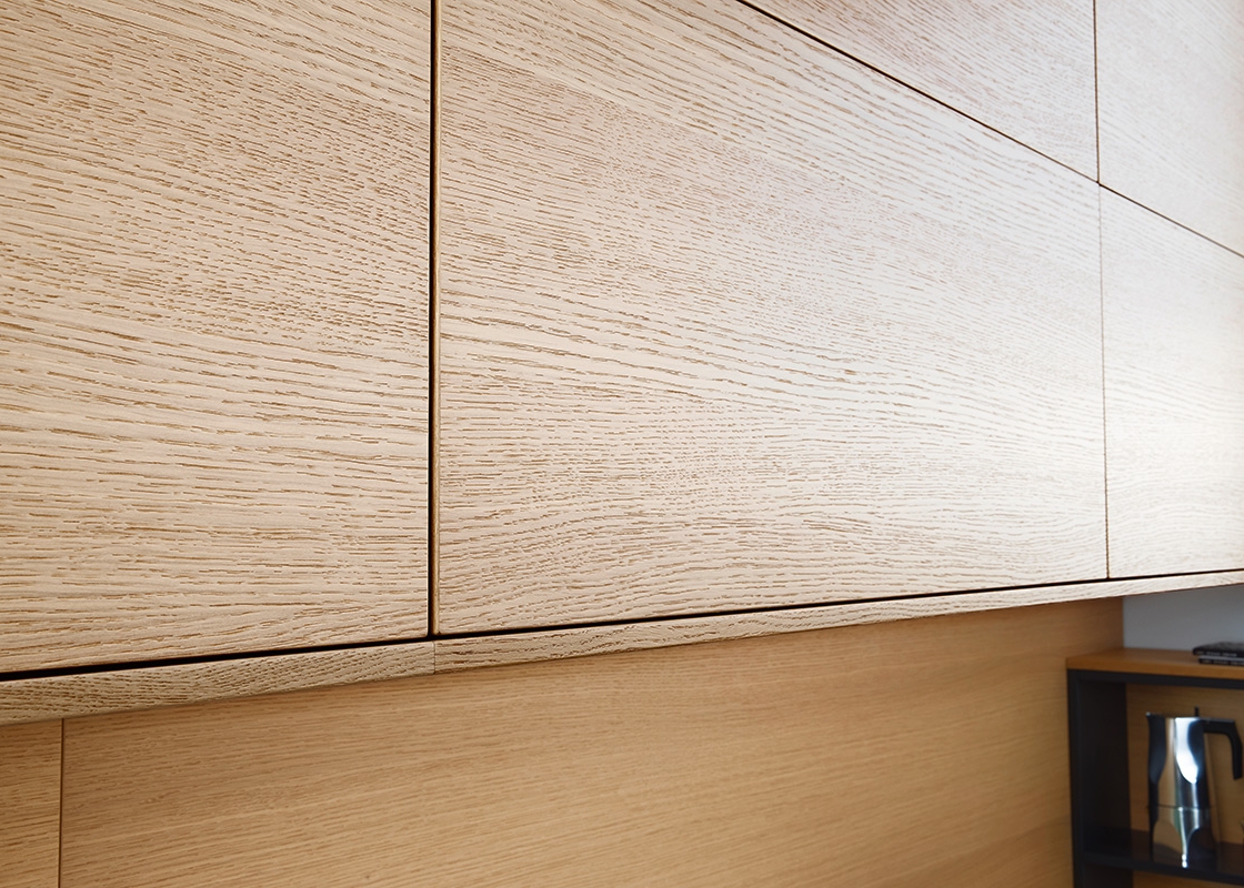  In the case of wooden surfaces, an elegant and calm look is achieved by having the veneer run over the entire vertical area of the unit without any misalignment or interruption. At LEICHT, this is not only standard with genuine wood but also when re