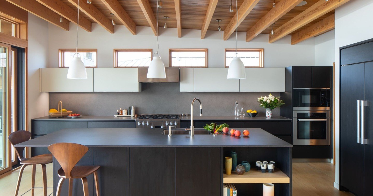 Gaerda Kirkland, a lesson in tranquility.⁠
⁠
The combination of Orlando Black Pine wood-laminate, IOS matte frosty white glass, and Topos Textured Natural Oak Veneer creates a space that is both sophisticated and inviting. ⁠
⁠
Neolith dark sintered s